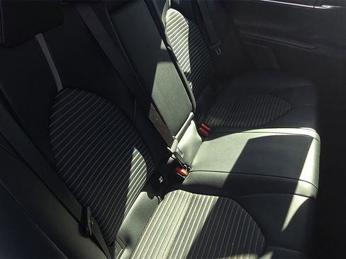 Used 2021 Toyota Camry SE image 15