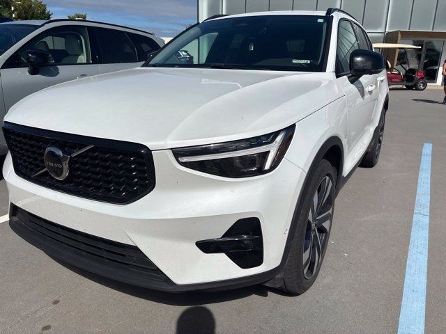 Used 2023 Volvo XC40 B5 Ultimate w/ Protection Package Premier AWD/4WD image 1