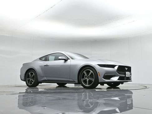 Used 2025 Ford Mustang Premium image 4