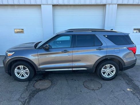 Used 2023 Ford Explorer XLT image 3