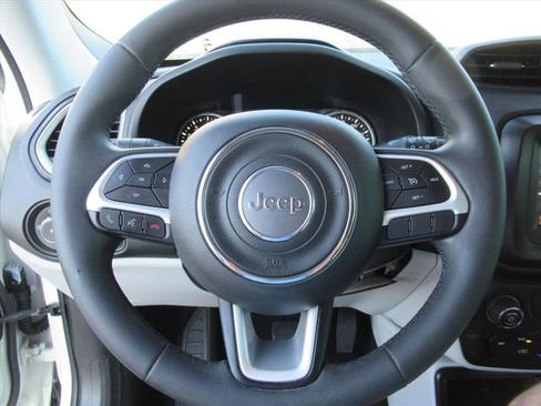 Used 2019 Jeep Renegade Latitude FWD image 18