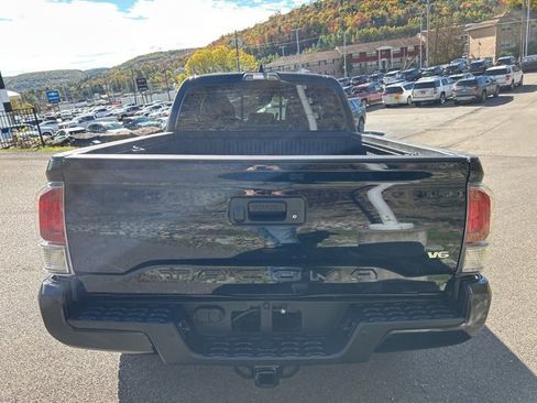 Used 2022 Toyota Tacoma TRD Off-Road image 11