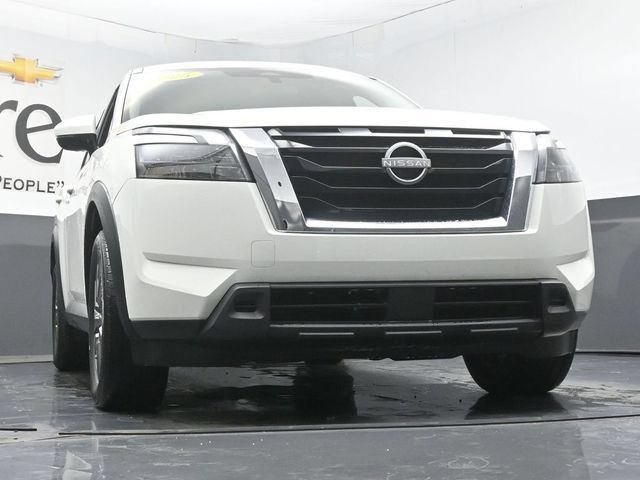 Used 2025 Nissan Pathfinder SV FWD image 3