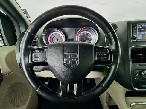 Used 2019 Dodge Grand Caravan SXT image 11