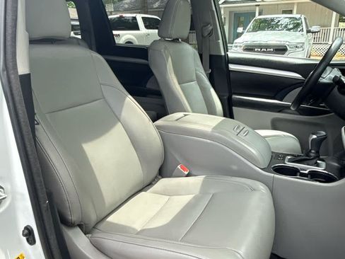Used 2018 Toyota Highlander XLE FWD image 18