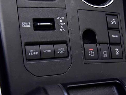 Certified 2023 Toyota Highlander XLE image 28