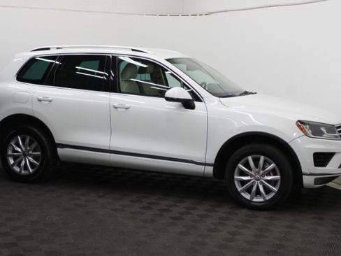 Used 2015 Volkswagen Touareg Sport image 3