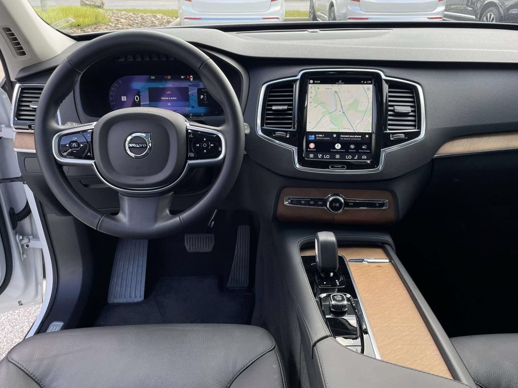 Used 2025 Volvo XC90 T8 Plus w/ Protection Package Premier AWD/4WD image 4