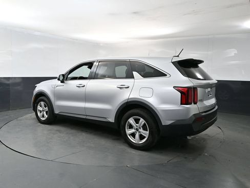 Certified 2022 Kia Sorento LX FWD image 3