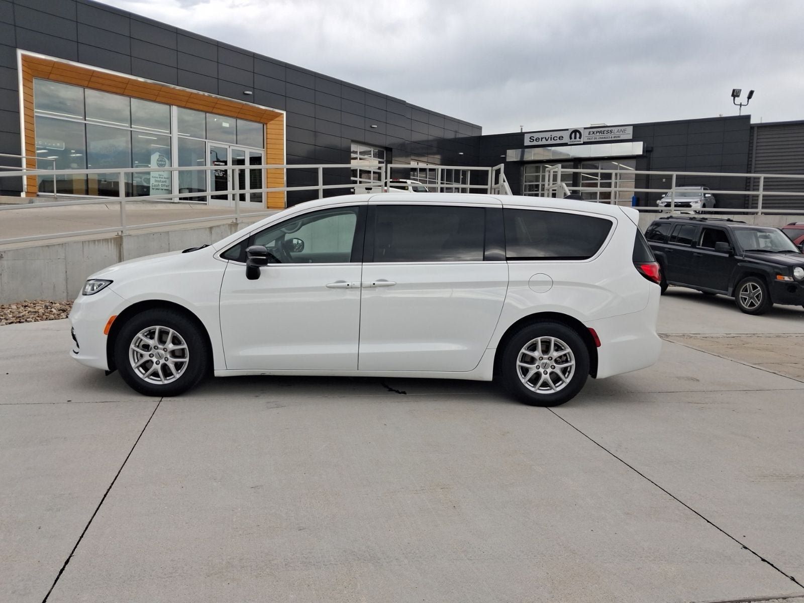 Used 2024 Chrysler Pacifica Touring-L FWD image 2