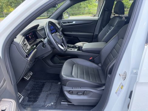 Used 2024 Volkswagen Atlas Cross Sport SEL R-Line AWD/4WD image 16