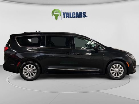 Used 2017 Chrysler Pacifica Touring-L FWD image 6