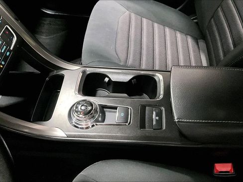 Used 2017 Ford Fusion SE w/ Fusion SE Technology Package image 18