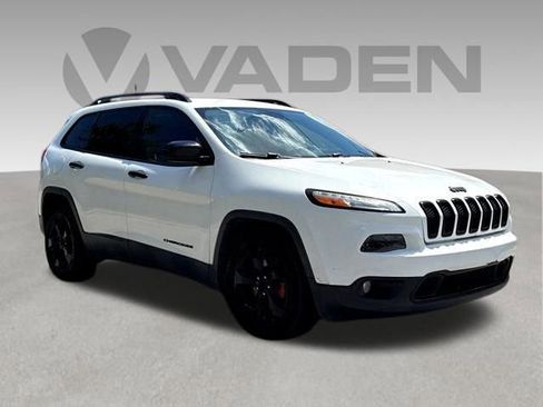 Used 2018 Jeep Cherokee Latitude w/ Altitude Package FWD image 21