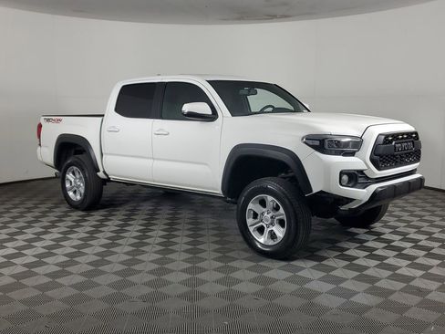 Used 2017 Toyota Tacoma SR image 2