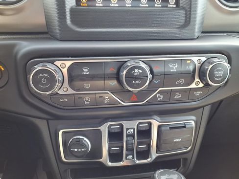 Used 2022 Jeep Wrangler Unlimited Sport AWD/4WD image 17