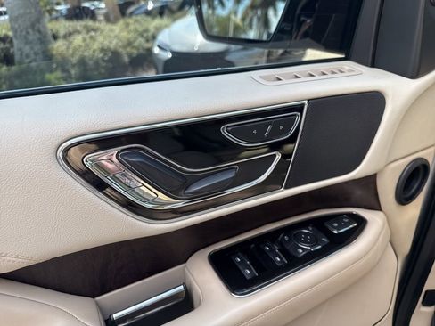 Used 2018 Lincoln Navigator Select image 8