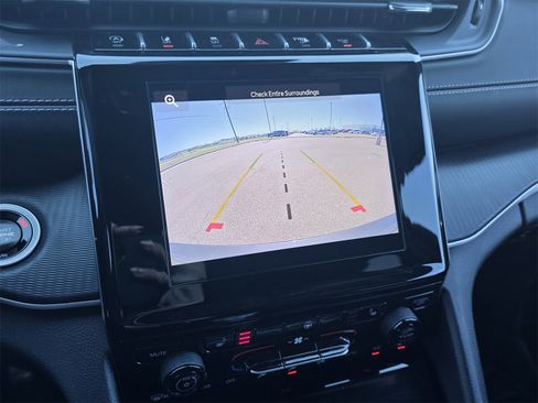 Used 2024 Jeep Grand Cherokee Altitude image 16