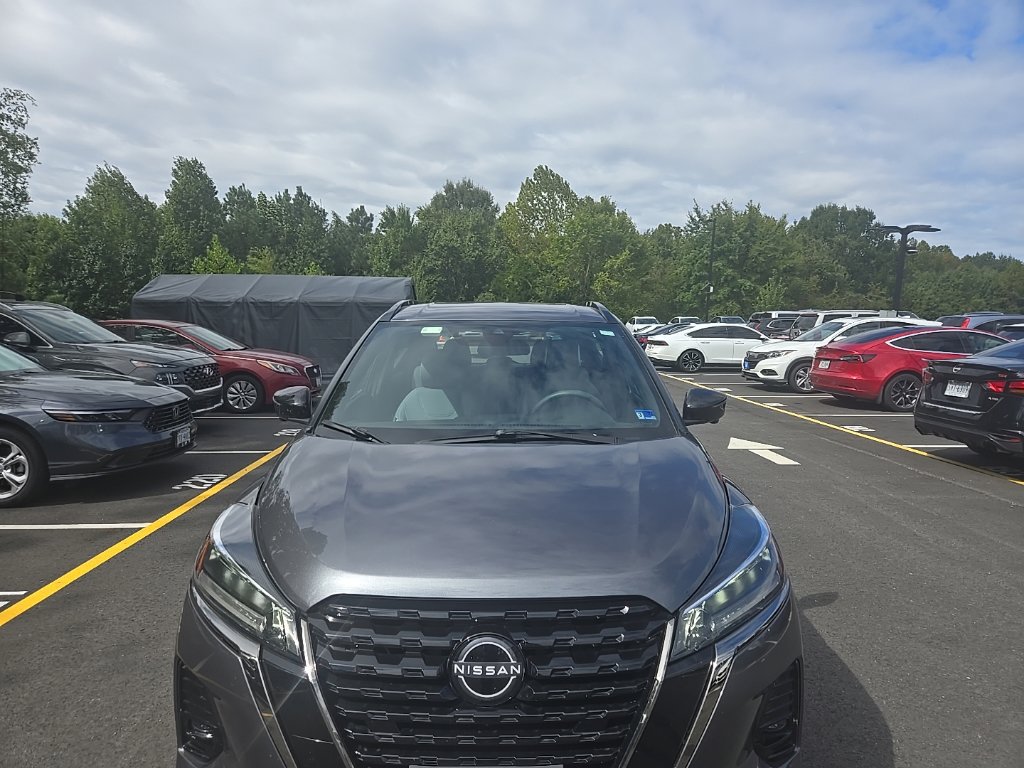 Used 2024 Nissan Kicks SR w/ SR Premium Package FWD image 2