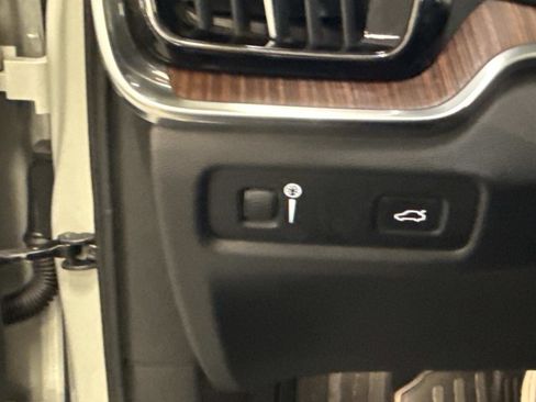 Used 2020 Volvo V60 T5 Cross Country image 32