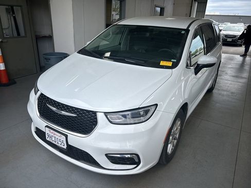 Used 2023 Chrysler Pacifica Touring-L image 2