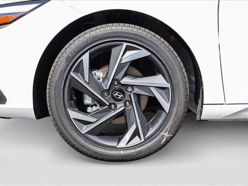 New 2025 Hyundai Elantra SEL image 9