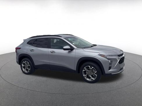 Used 2025 Chevrolet Trax LT FWD image 2