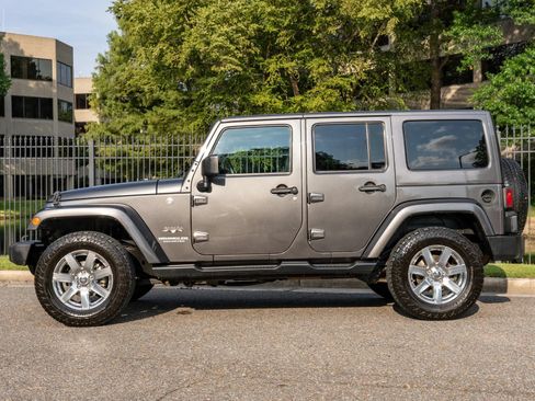 Used 2016 Jeep Wrangler Unlimited Sahara AWD/4WD image 9