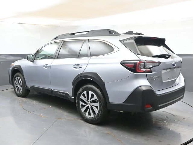 Used 2025 Subaru Outback Premium AWD/4WD image 3