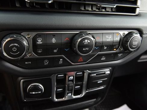 Used 2025 Jeep Wrangler Unlimited Sahara AWD/4WD image 13