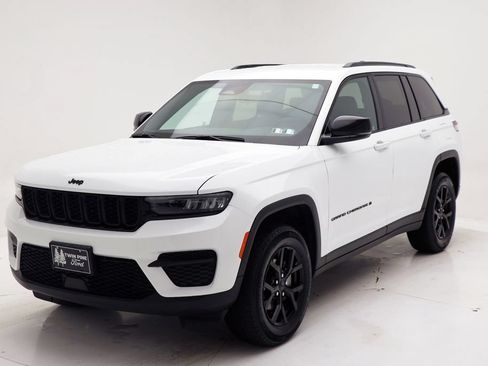 Used 2025 Jeep Grand Cherokee Altitude AWD/4WD image 2