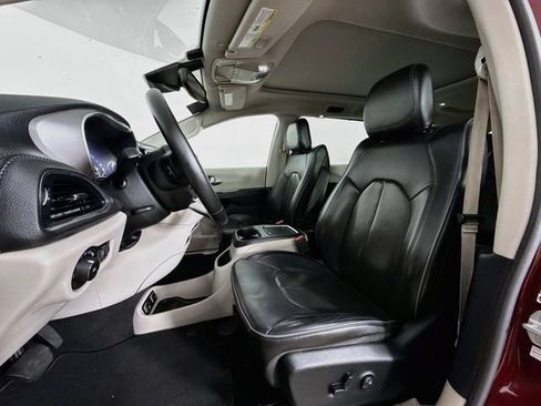 Used 2019 Chrysler Pacifica Limited w/ Advanced Safetytec Group FWD image 22