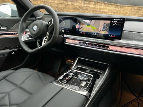 Used 2025 BMW 740i xDrive w/ Premium Package image 11