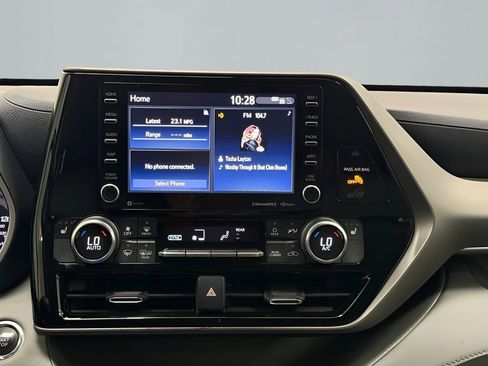 Used 2022 Toyota Highlander XLE FWD image 26