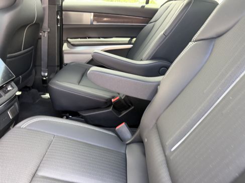 New 2027 Cadillac Vistiq Luxury w/ LPO, Floor Liner Package AWD/4WD image 16