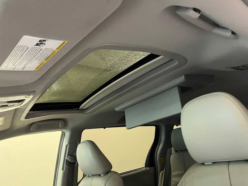 Used 2014 Toyota Sienna XLE image 17