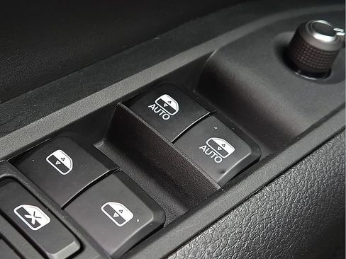Used 2025 Jeep Compass Trailhawk w/ Sun & Sound Group AWD/4WD image 16