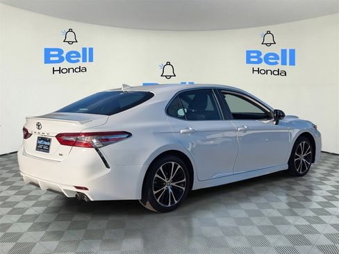 Used 2020 Toyota Camry image 4