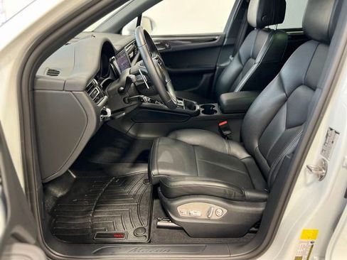 Used 2023 Porsche Macan Turbo image 21
