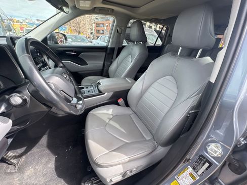 Used 2021 Toyota Highlander XLE image 10