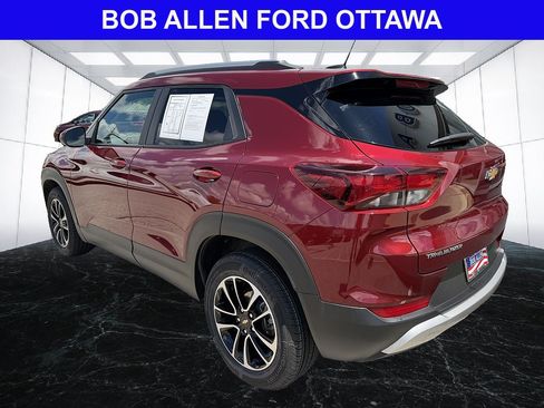 Used 2025 Chevrolet TrailBlazer LT FWD image 3