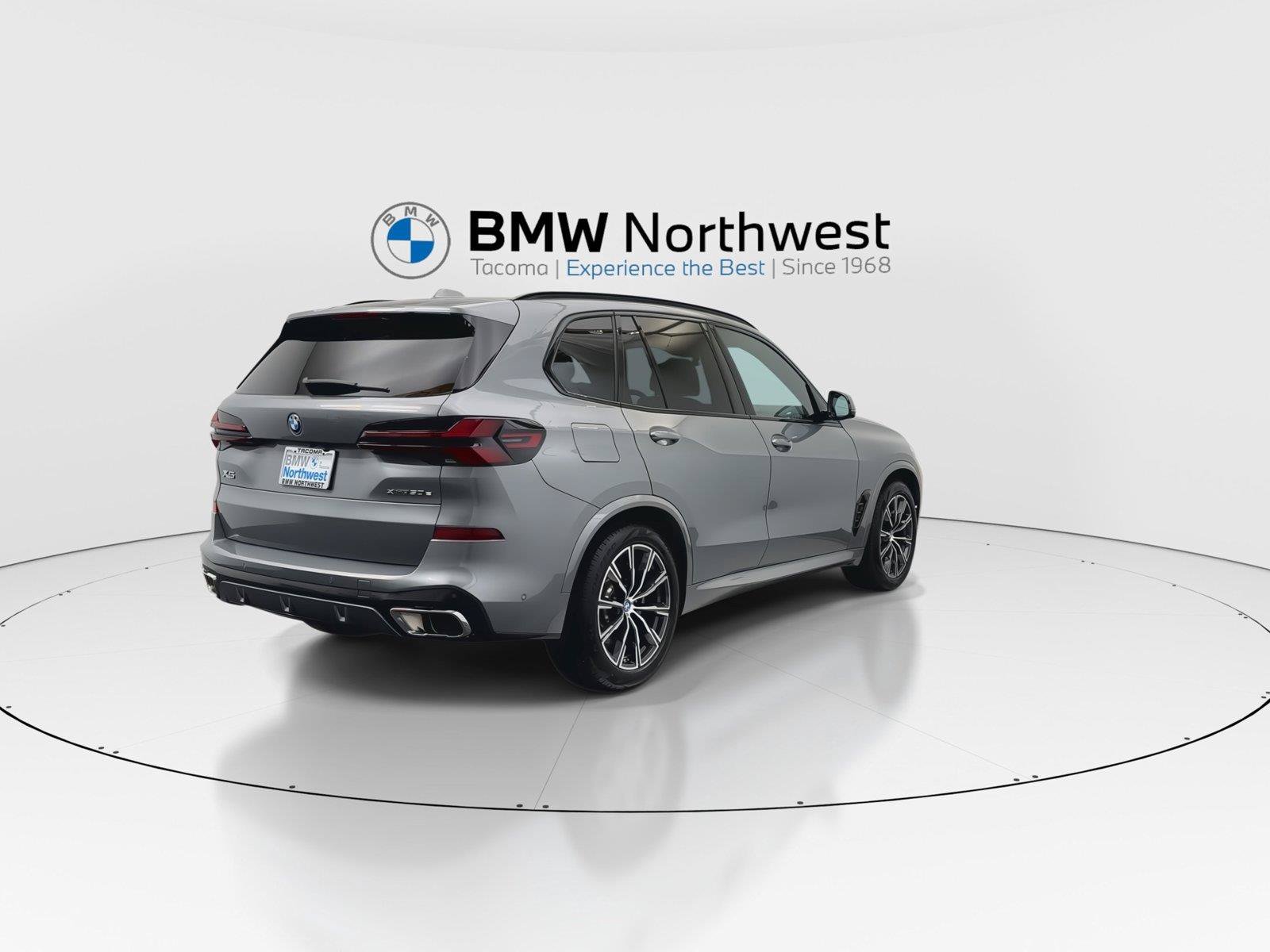 Used 2025 BMW X5 xDrive50e w/ M Sport Package AWD/4WD image 3