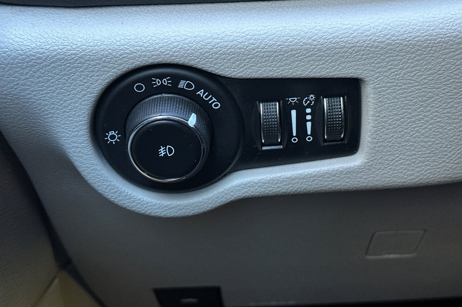 Used 2023 Chrysler Pacifica Limited FWD image 38