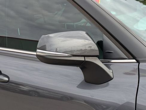 Used 2024 Toyota Highlander XLE FWD image 20