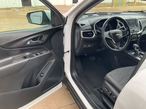 Used 2023 Chevrolet Equinox LT image 2