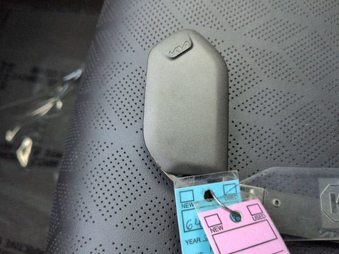 Used 2025 Kia Carnival FWD image 34