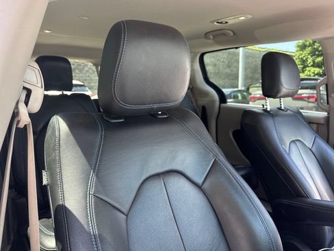 Used 2021 Chrysler Pacifica Touring-L FWD image 24