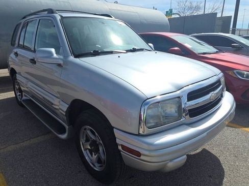 Used 2001 Chevrolet Tracker LT image 2