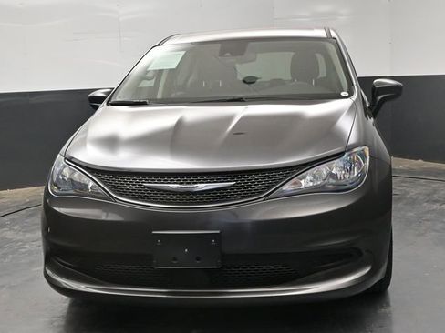 Used 2023 Chrysler Voyager LX image 3