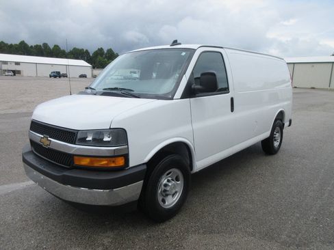 Used 2024 Chevrolet Express 3500 w/ Driver Convenience Package RWD image 3